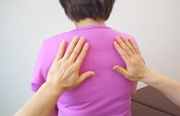 座位での肩調整